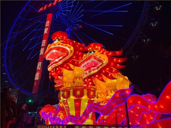 玉壺光轉，一夜魚龍舞