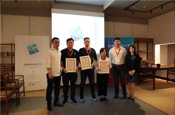 王春龍先生、曾偉云先生和朱月容女士分別為黃曉星、薛剛和郭月華頒獎