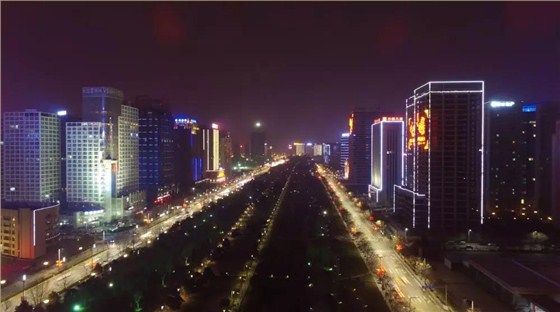 沿線現(xiàn)代化的高樓大廈在夜間沒有形成城市天際線